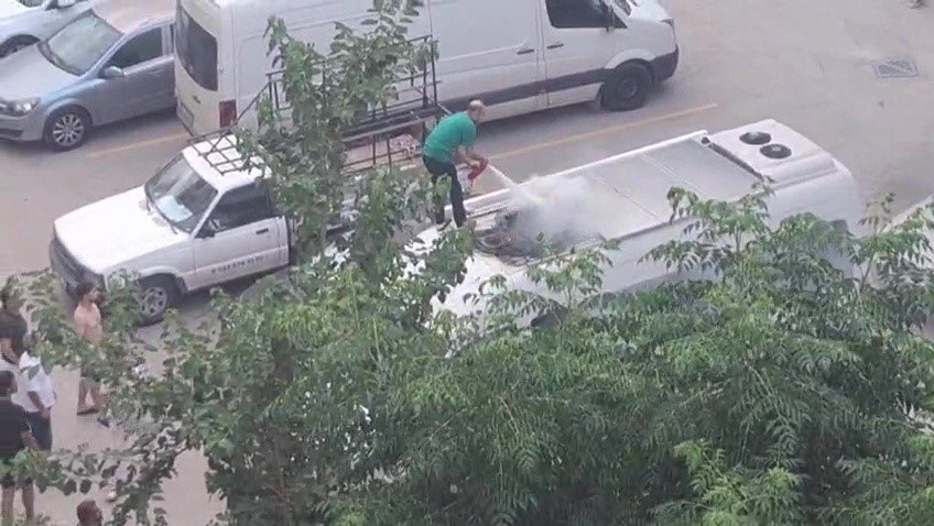 Park Halindeki Aracın Tavanında Çıkan Yangına Vatandaşlar Müdahale Etti