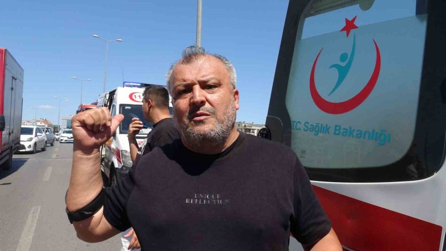 Üst Geçitte 4 Araç Birbirine Girdi: 1 Yaralı