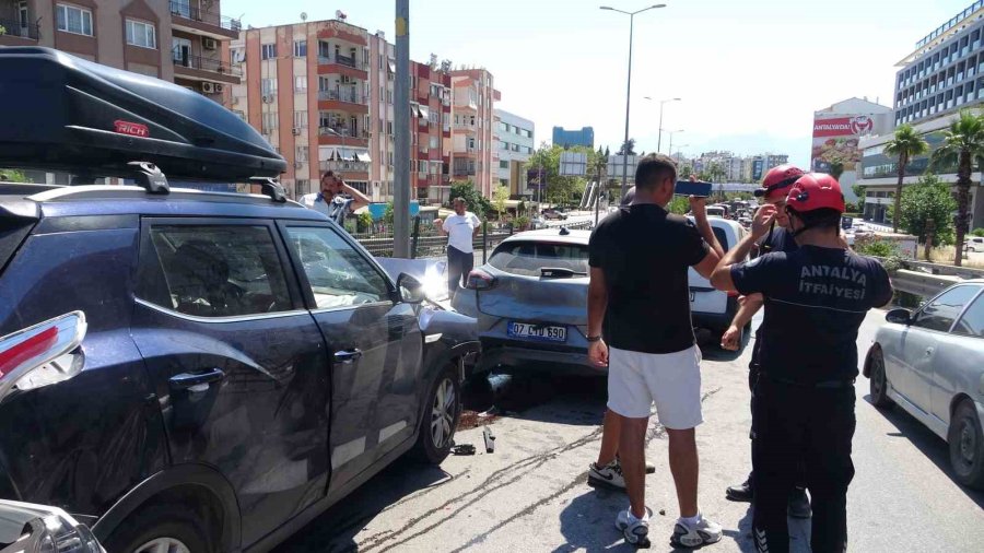 Üst Geçitte 4 Araç Birbirine Girdi: 1 Yaralı