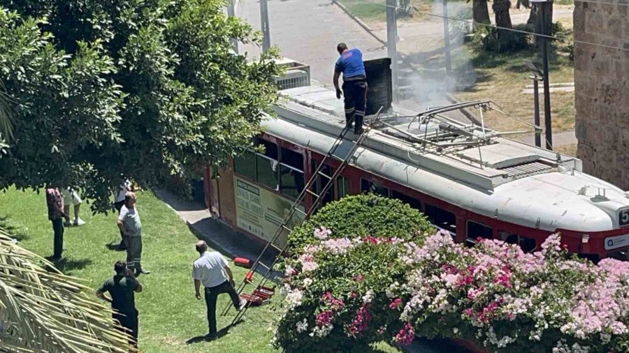Nostalji Tramvayında Yangın: Esnafın Dikkati Tramvayı Kül Olmaktan Kurtardı