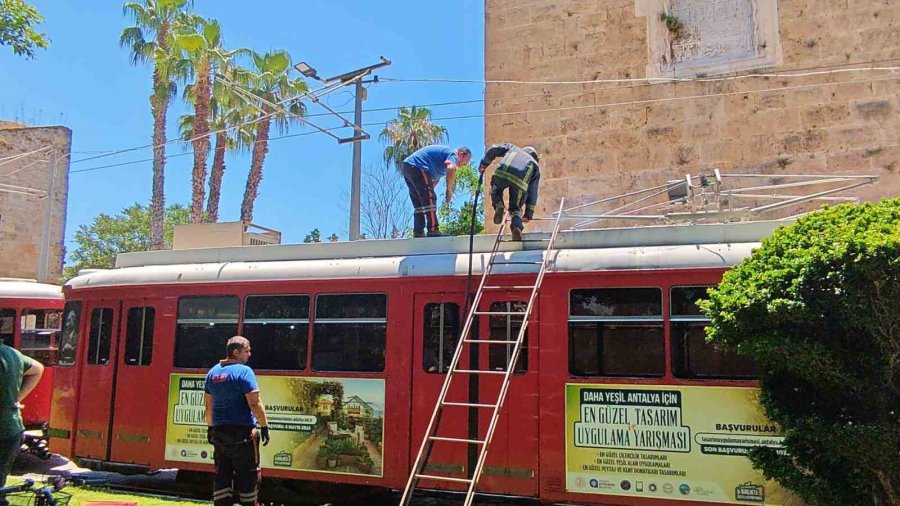 Nostalji Tramvayında Yangın: Esnafın Dikkati Tramvayı Kül Olmaktan Kurtardı
