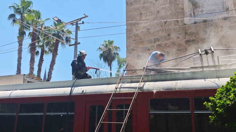 Nostalji Tramvayında Yangın: Esnafın Dikkati Tramvayı Kül Olmaktan Kurtardı