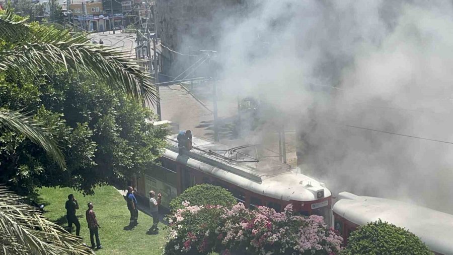 Nostalji Tramvayında Yangın: Esnafın Dikkati Tramvayı Kül Olmaktan Kurtardı