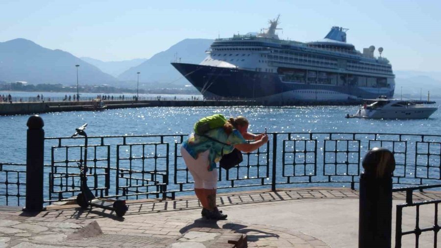 Lüks Kruvaziyer Bin 749 Turist İle Alanya İskelesine Demir Attı