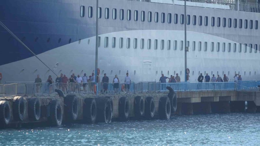 Lüks Kruvaziyer Bin 749 Turist İle Alanya İskelesine Demir Attı