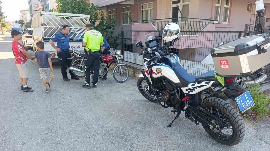 Polisi Karşısında Görünce Motosikleti Bırakıp Kaçtı