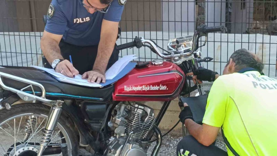 Polisi Karşısında Görünce Motosikleti Bırakıp Kaçtı