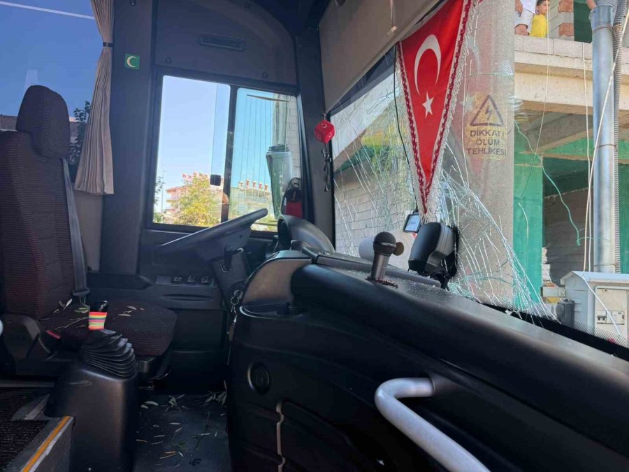 Direksiyon Başında Rahatsızlanan Servis Şoförünün Kullandığı Midibüs Direğe Çarptı