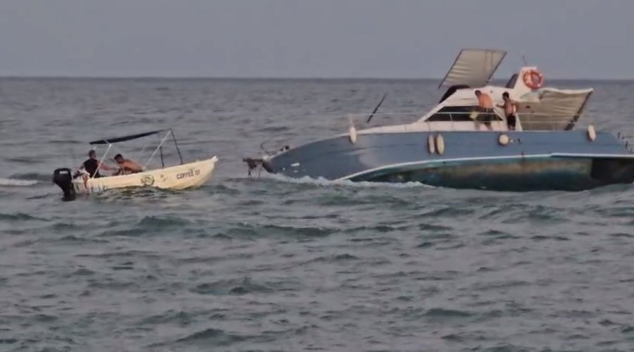 Teknede Mahsur Kalanları Kurtarmak İçin Giden Balıkçı Teknesi De Arızalandı