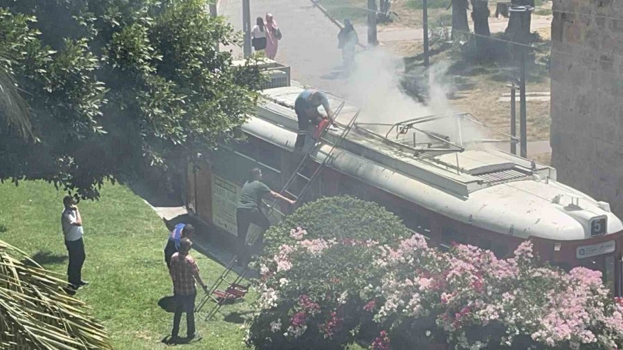Nostalji Tramvayında Yangın: Esnafın Dikkati Tramvayı Kül Olmaktan Kurtardı