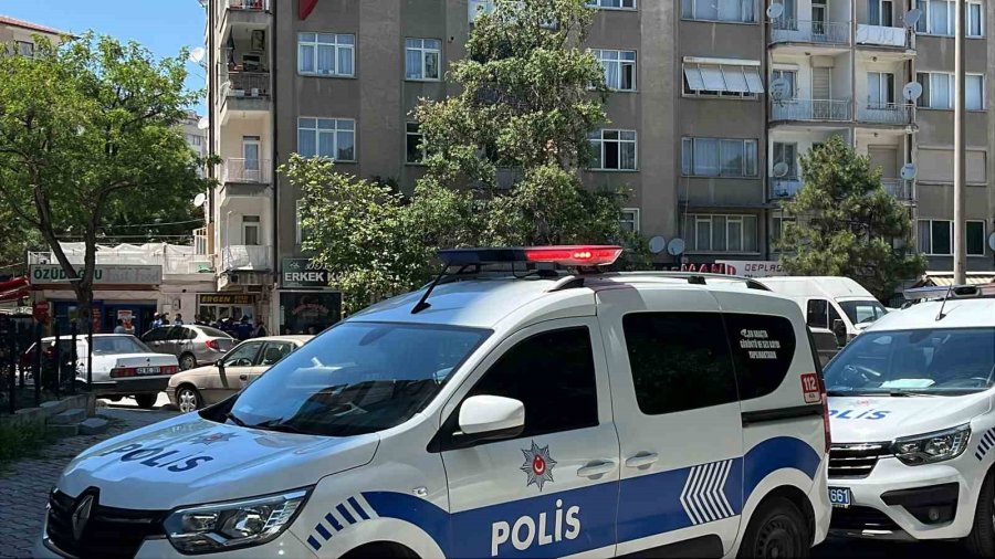 Tartıştığı Apartman Yöneticisini Bıçakladı
