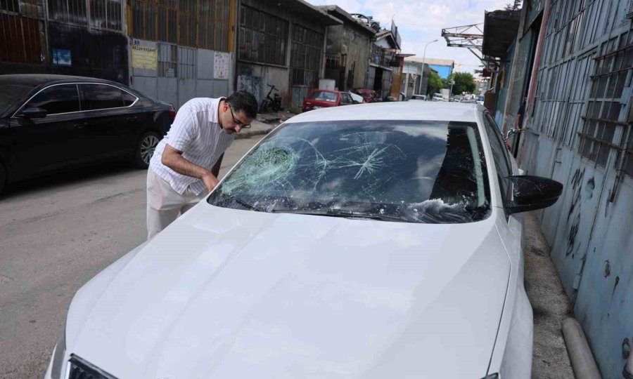 Sokağa Park Ettiği Milyonluk Otomobilini Komşusu Parçaladı