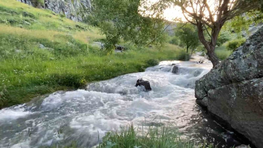 Niğde’nin Uzandı Vadisi Görsel Şöleniyle Ziyaretçilerini Ağırlıyor