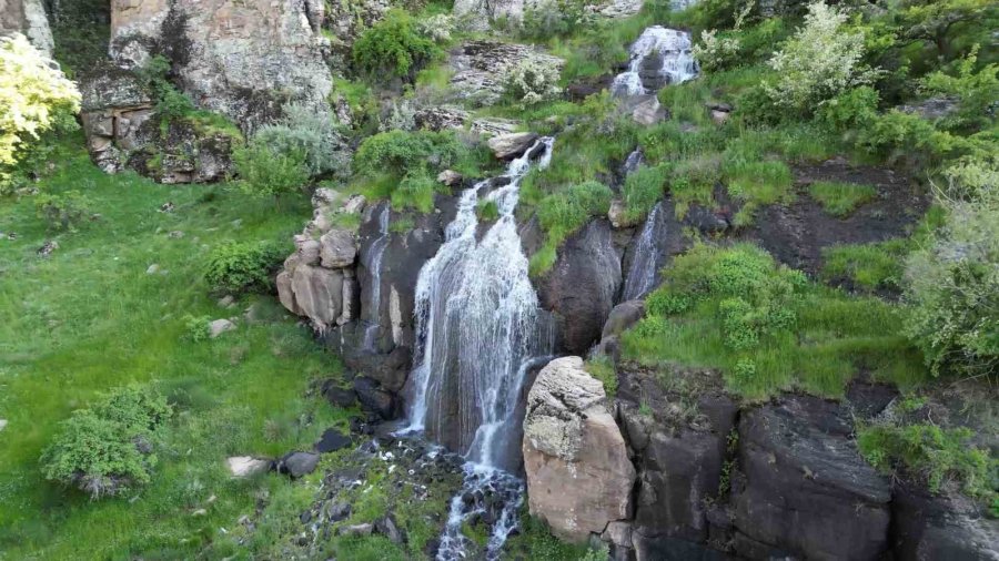 Niğde’nin Uzandı Vadisi Görsel Şöleniyle Ziyaretçilerini Ağırlıyor