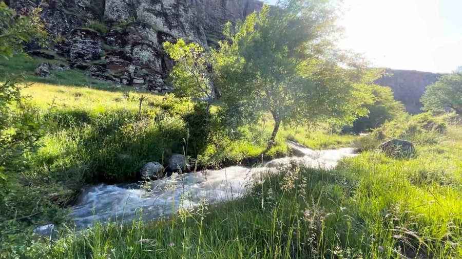 Niğde’nin Uzandı Vadisi Görsel Şöleniyle Ziyaretçilerini Ağırlıyor