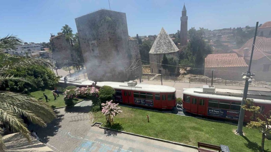 Nostalji Tramvayında Yangın: Esnafın Dikkati Tramvayı Kül Olmaktan Kurtardı