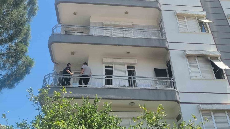 Yangını Haber Alınca Koşarak Geldi, Vatandaşların Apartmandan Çıkardığı Kızına Sarıldı