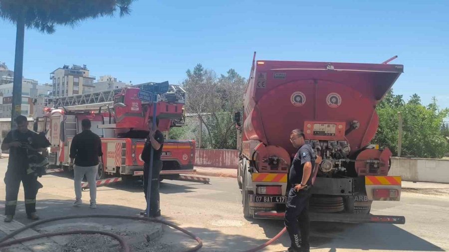 Yangını Haber Alınca Koşarak Geldi, Vatandaşların Apartmandan Çıkardığı Kızına Sarıldı