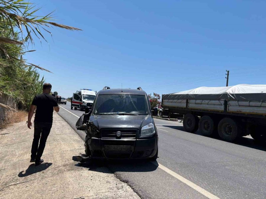Ticari Araç İle Çarpışan Otomobil Bahçeye Devrildi: 2 Yaralı