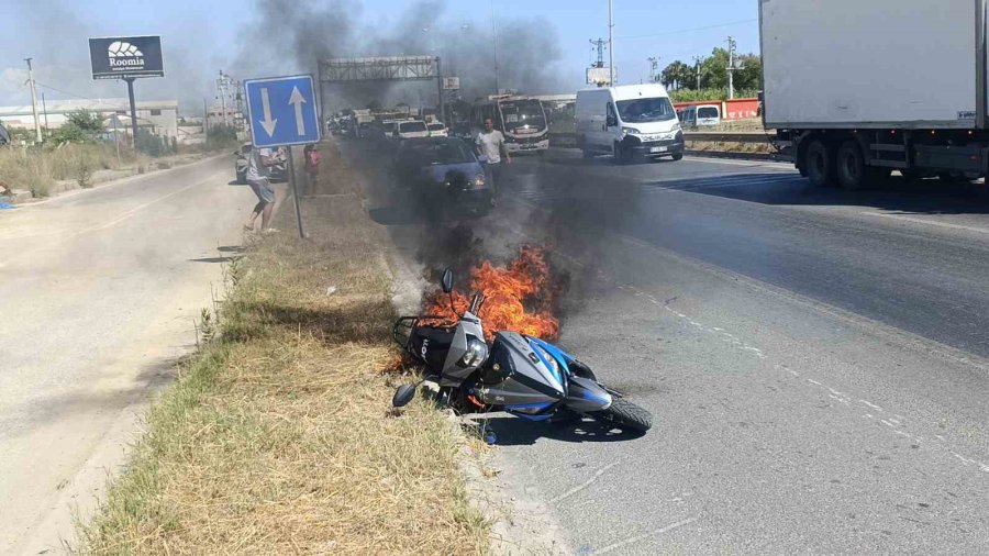 Motosikleti Gözlerinin Önünde Demir Yığınına Döndü, Yardım İstediği Sürücüler Sadece İzleyebildi