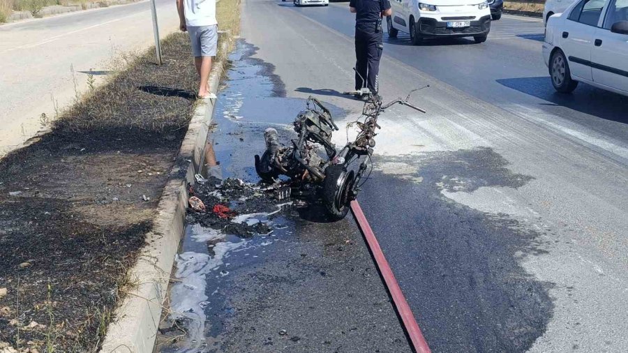 Motosikleti Gözlerinin Önünde Demir Yığınına Döndü, Yardım İstediği Sürücüler Sadece İzleyebildi