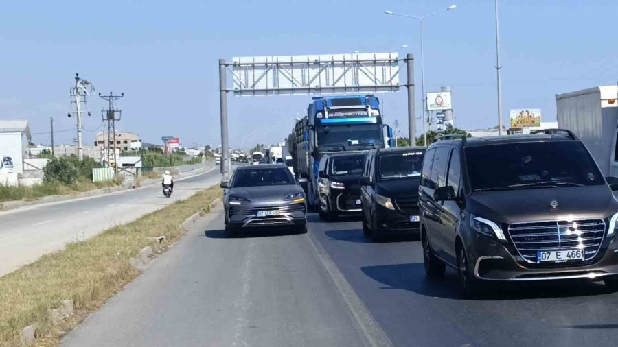 Motosikleti Gözlerinin Önünde Demir Yığınına Döndü, Yardım İstediği Sürücüler Sadece İzleyebildi