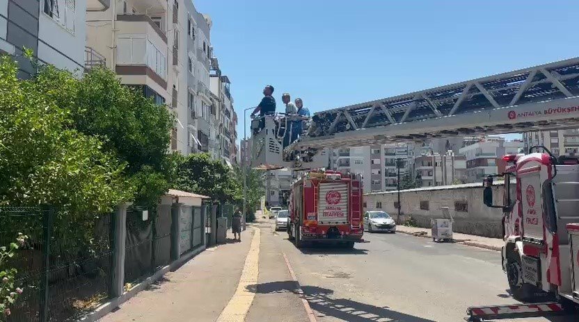 Yangını Haber Alınca Koşarak Geldi, Vatandaşların Apartmandan Çıkardığı Kızına Sarıldı