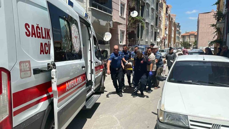 Motosiklet Hareket Eden Otomobile Çarptı: Anne İle Kızının Yaralandığı Kaza Kameraya Yansıdı