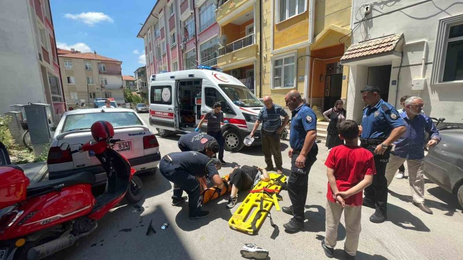 Motosiklet Hareket Eden Otomobile Çarptı: Anne İle Kızının Yaralandığı Kaza Kameraya Yansıdı
