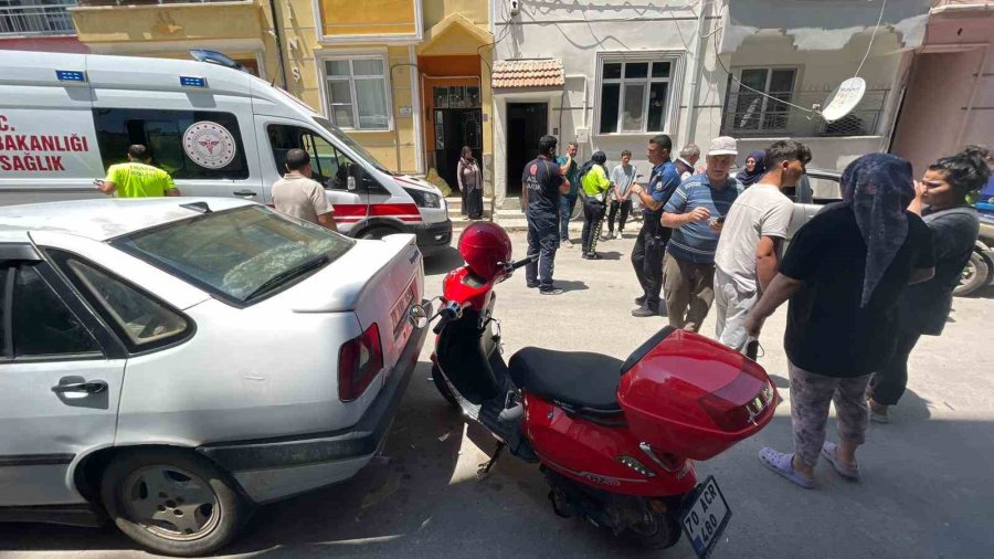 Motosiklet Hareket Eden Otomobile Çarptı: Anne İle Kızının Yaralandığı Kaza Kameraya Yansıdı