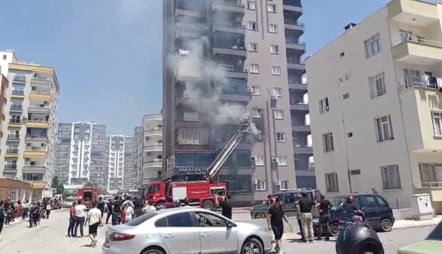 Mersin’de 10 Katlı Binada Yangın: Sağlık Ekipleri Dumandan Etkilenenlere Müdahale Etti