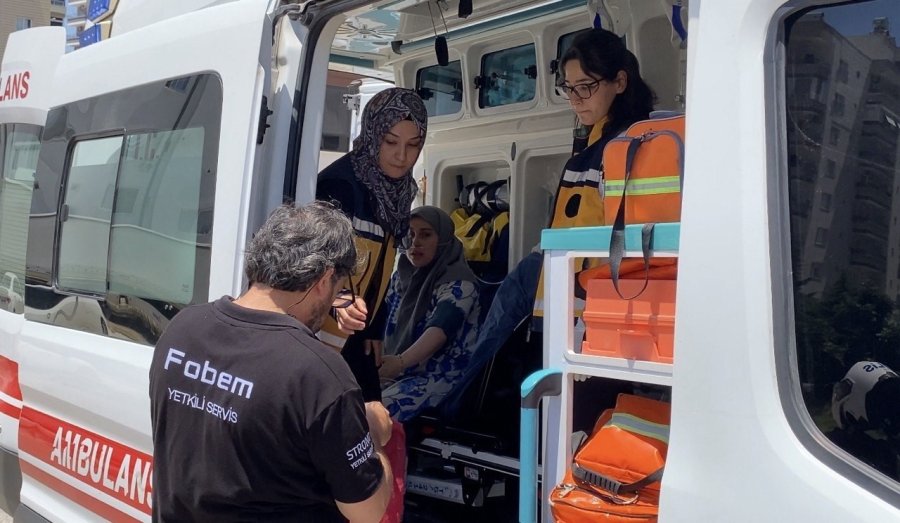 Mersin’de 10 Katlı Binada Yangın: Sağlık Ekipleri Dumandan Etkilenenlere Müdahale Etti