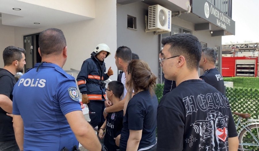 Mersin’de 10 Katlı Binada Yangın: Sağlık Ekipleri Dumandan Etkilenenlere Müdahale Etti