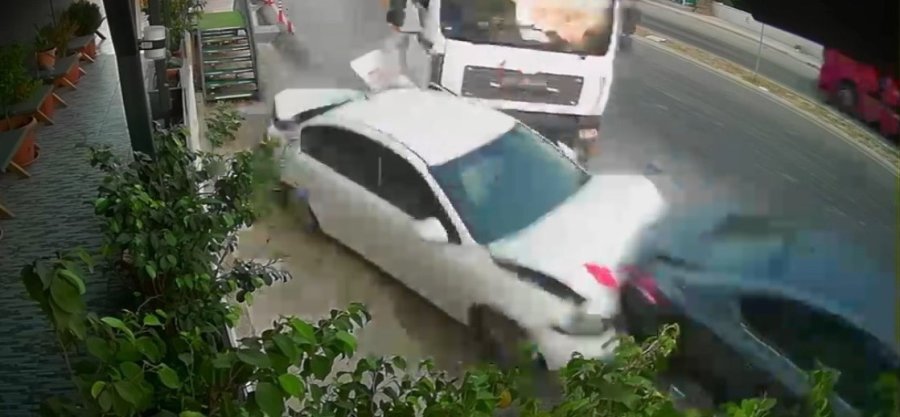 Kontrolden Çıkan Kamyon, Park Halindeki Araçları Biçti