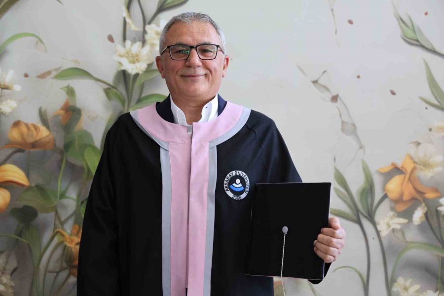 55 Yaşında Üniversite Hayaline Kavuştu, 59 Yaşında Mezun Oldu