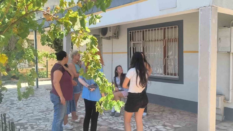 Yangını Haber Alınca Koşarak Geldi, Vatandaşların Apartmandan Çıkardığı Kızına Sarıldı