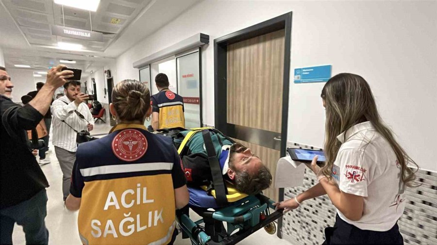 Aladağlar’da Mahsur Kalan Dağcı Ve Eşi Helikopterle Kurtarıldı
