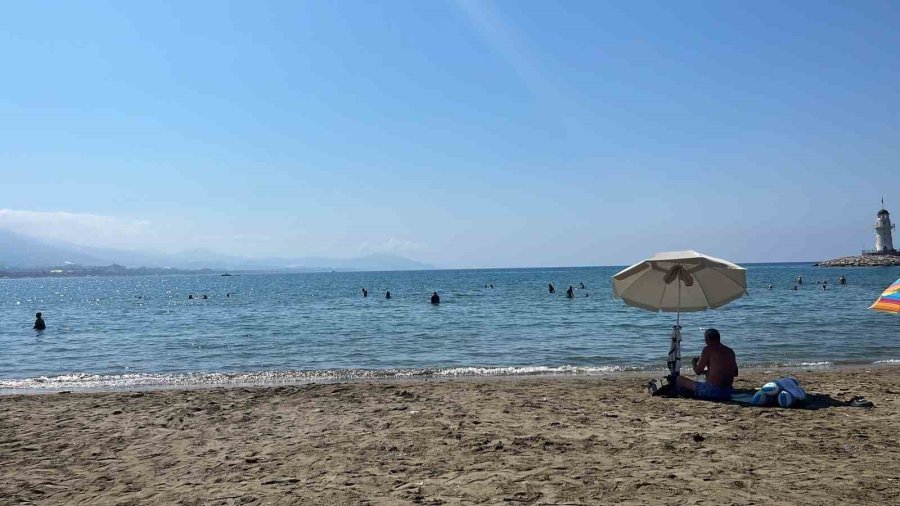 Alanya’da Denizde Boğulma Tehlikesi Geçiren Yaşlı Adam Hastaneye Kaldırıldı