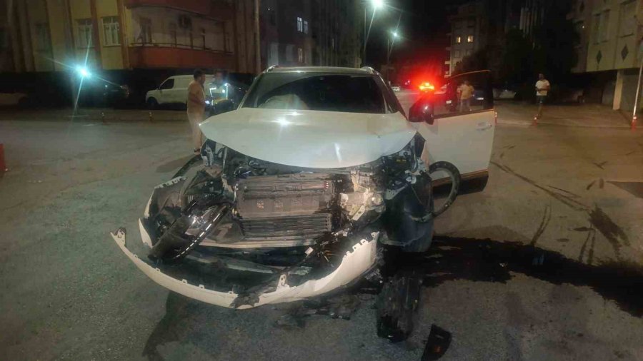 Manavgat’ta Otomobiller Çarpıştı: 4 Yaralı