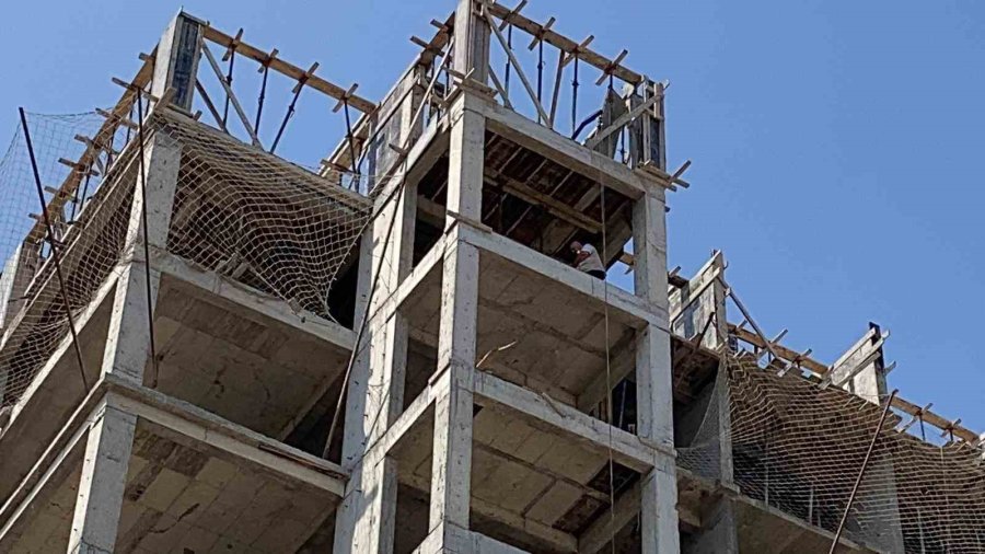 İnşaattan Düşen İşçi Hayatını Kaybetti