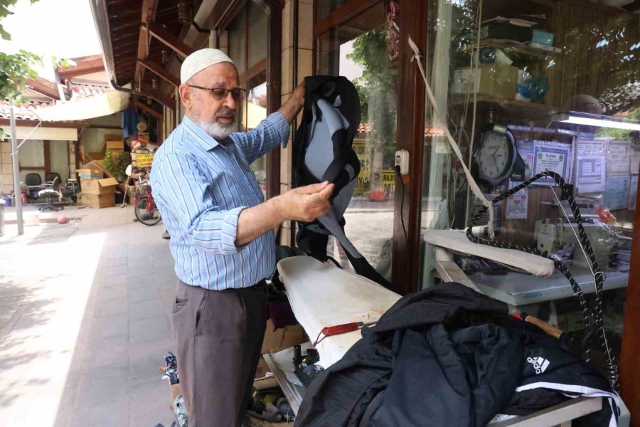Yırtık, Yanık Ve Sökük Elbiselerin Doktoru Terzi Mehmet Ali Amca