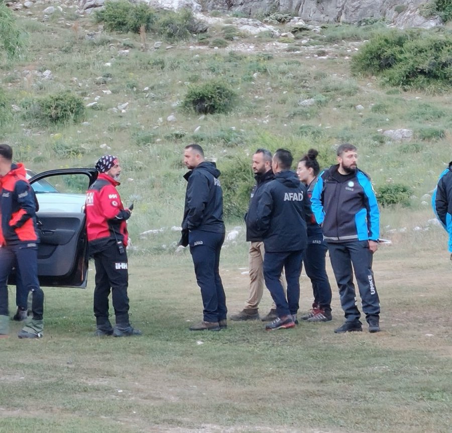 Aladağlar’da Mahsur Kalan Dağcı Ve Eşi Helikopterle Kurtarıldı