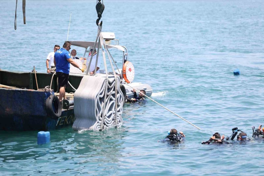 Antalya’da 3d Yazıcıyla Üretilen Yapay Resifler Denizle Buluştu