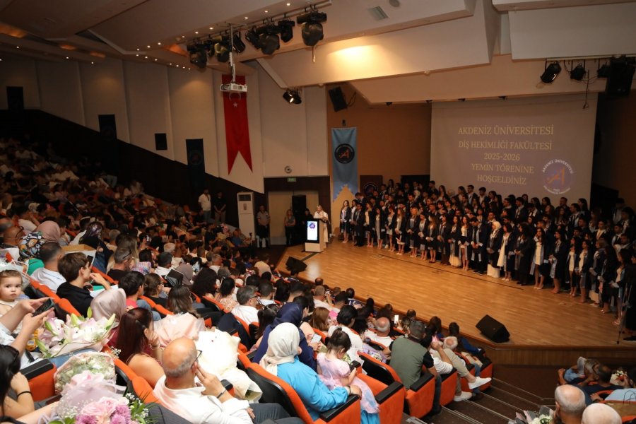 Akdeniz Üniversitesi’nde Diş Hekimleri Mezun Oldu