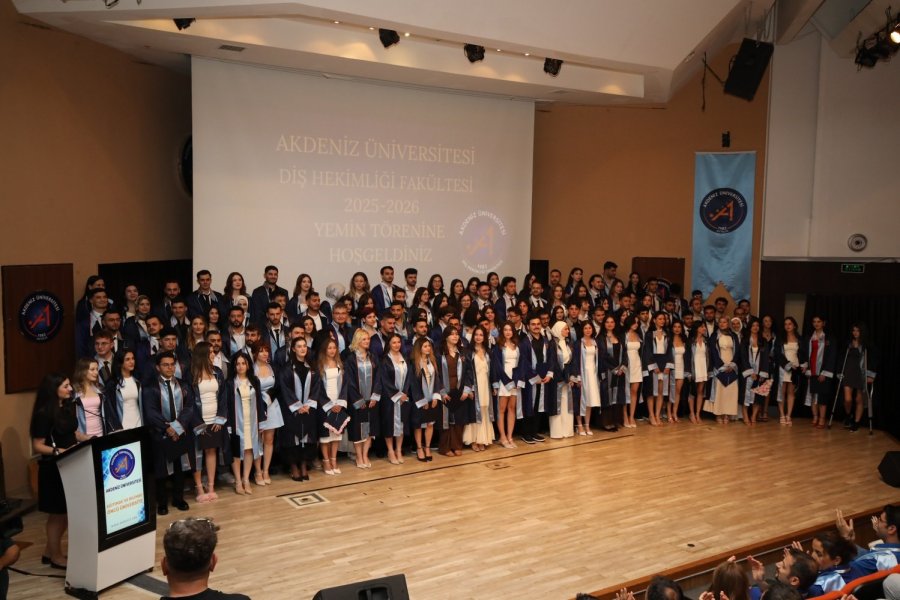 Akdeniz Üniversitesi’nde Diş Hekimleri Mezun Oldu