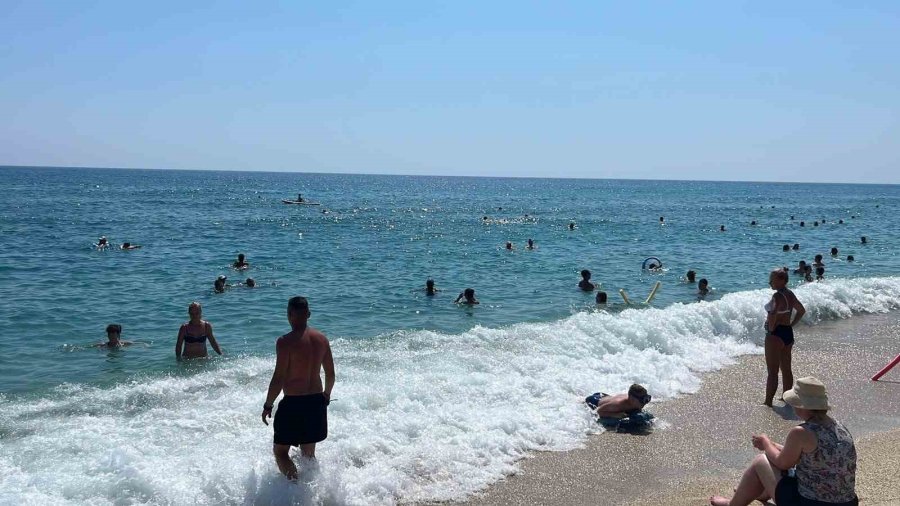Alanya’da Hava 32, Deniz 26 Dereceyi Gördü, Turistler Sahillere Akın Etti