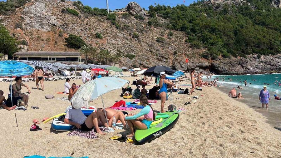 Alanya’da Hava 32, Deniz 26 Dereceyi Gördü, Turistler Sahillere Akın Etti