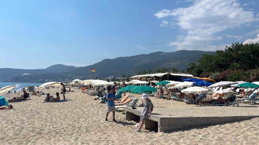 Alanya’da Hava 32, Deniz 26 Dereceyi Gördü, Turistler Sahillere Akın Etti