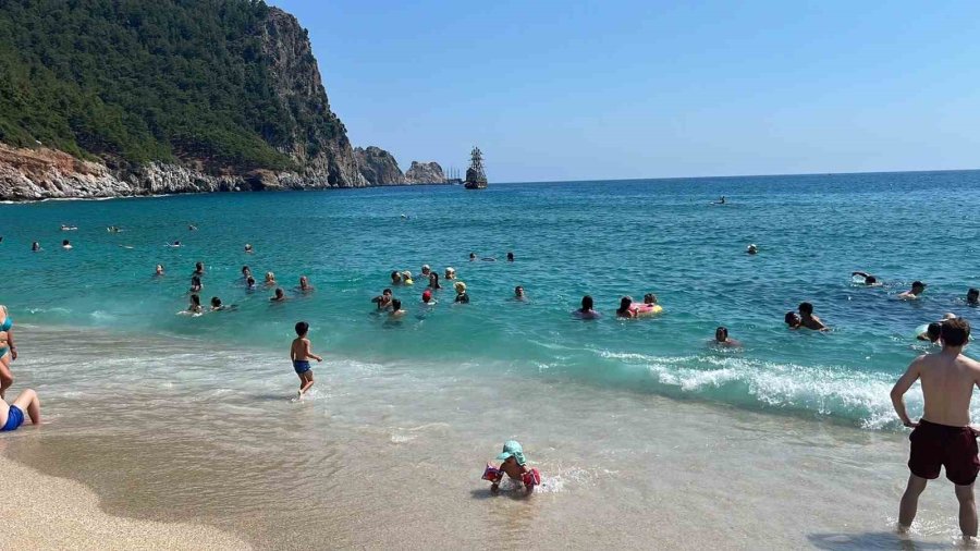 Alanya’da Hava 32, Deniz 26 Dereceyi Gördü, Turistler Sahillere Akın Etti