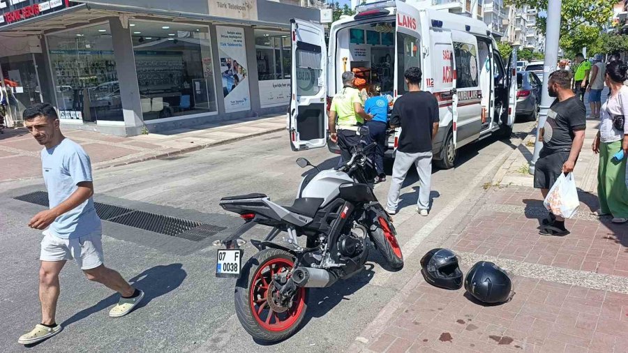 Aynı Kavşakta Bir Saat Arayla İki Ayrı Motosiklet Kazası: 2 Yaralı